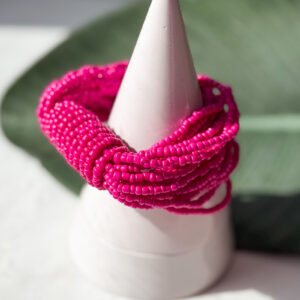 Mehrreihiges, elastisches Armband mit Perlen Fuchsia