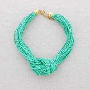 Mehrreihige, elastische Kette mit Knoten in grün