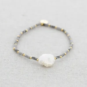 Elastisches Armband mit Zuchtperle Grau